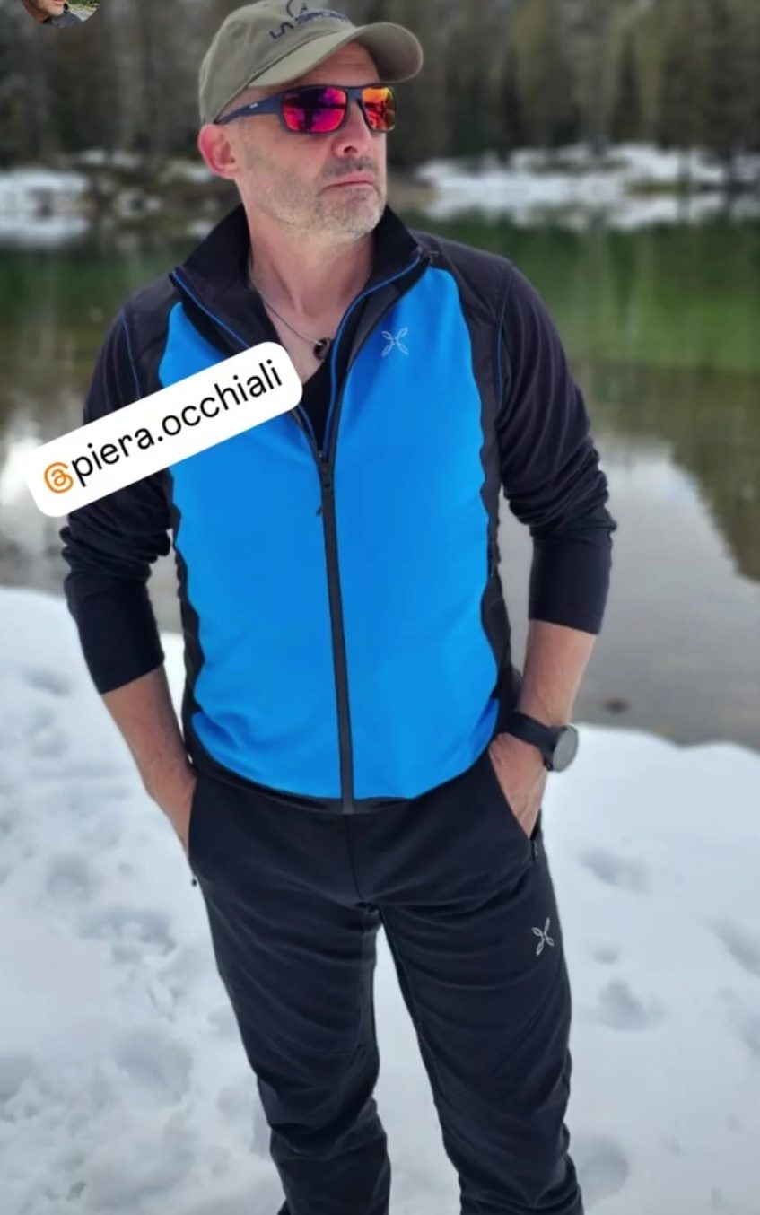 Cliente Piera Occhiali con occhiali da sole in montagna
